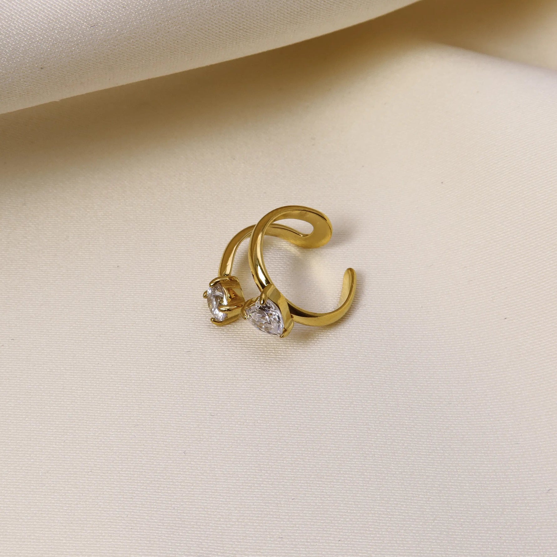 Detailansicht des Amalia Ear Cuff mit Zirkonia-Steinen in Gold