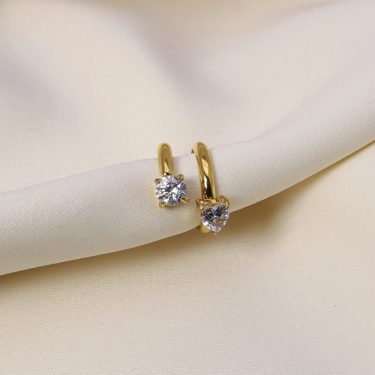Amalia Ear Cuff in Gold mit Zirkonia-Steinen von CLYPS