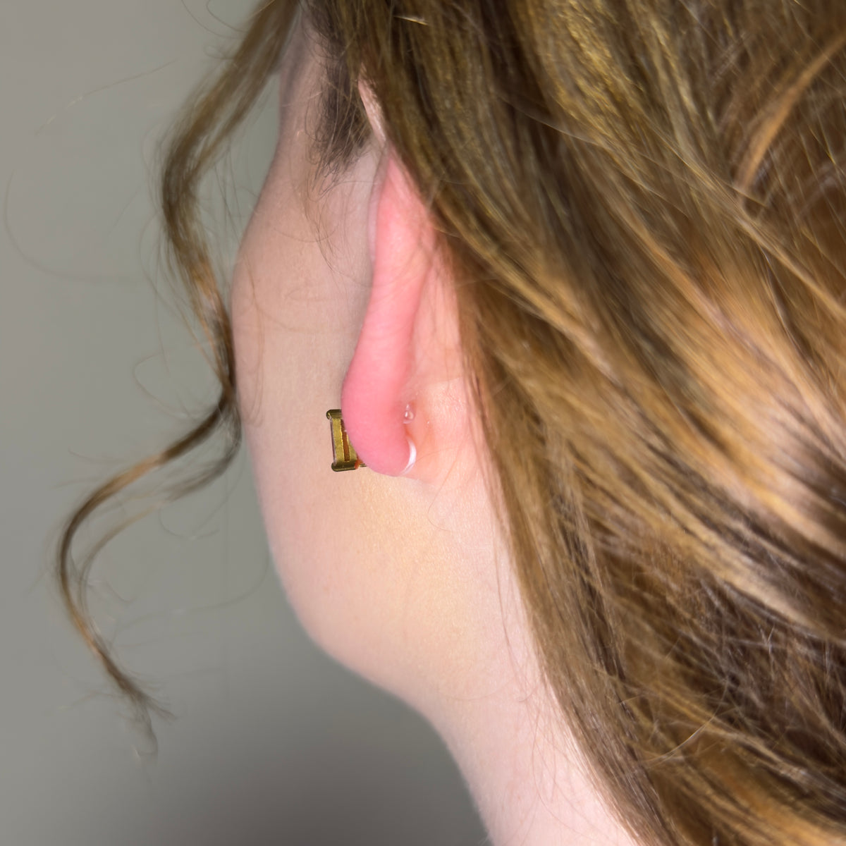 Detailansicht der Ashlyn Studs Ohrclips in Gold