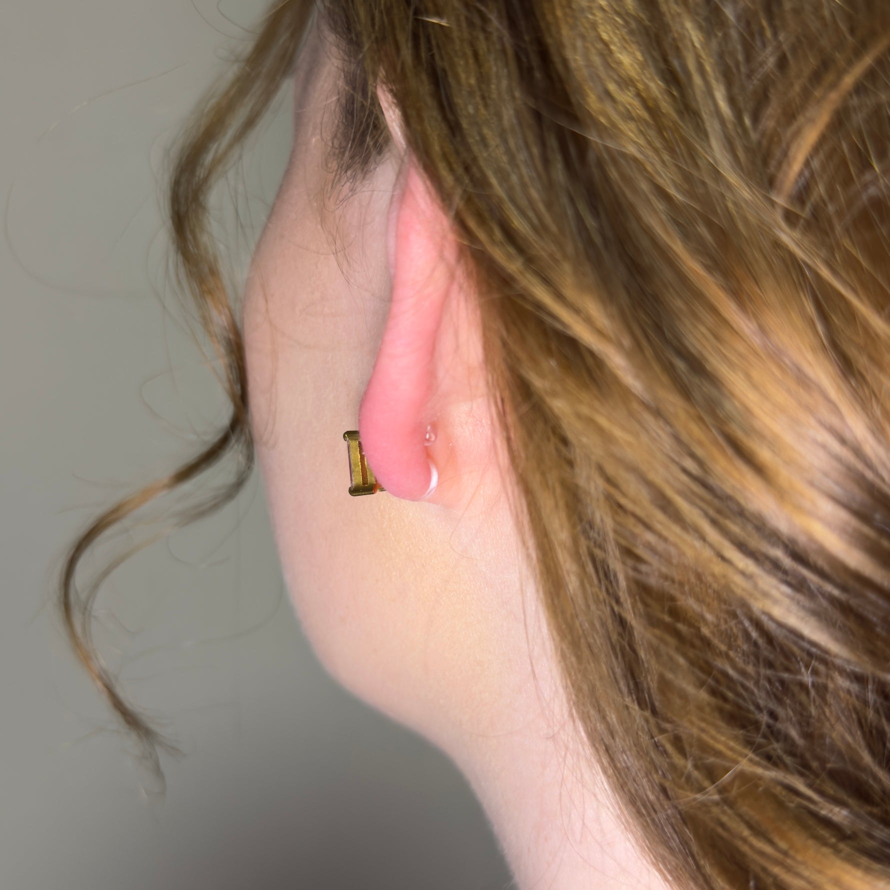 Detailansicht der Ashlyn Studs Ohrclips in Gold