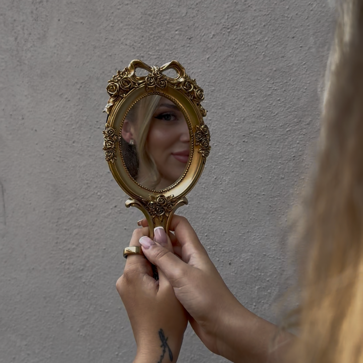 Ashlyn Studs Ohrclips in Gold am Ohr getragen