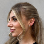 Ashlyn Studs Ohrclips in Gold am Ohr getragen