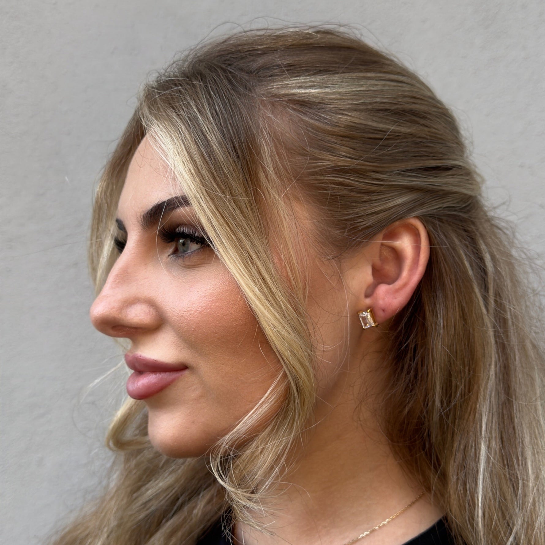 Ashlyn Studs Ohrclips in Gold am Ohr getragen