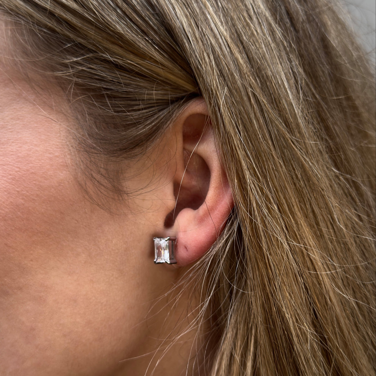 Ashlyn Studs Ohrclips in Silber am Ohr getragen