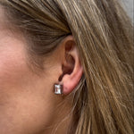 Ashlyn Studs Ohrclips in Silber am Ohr getragen
