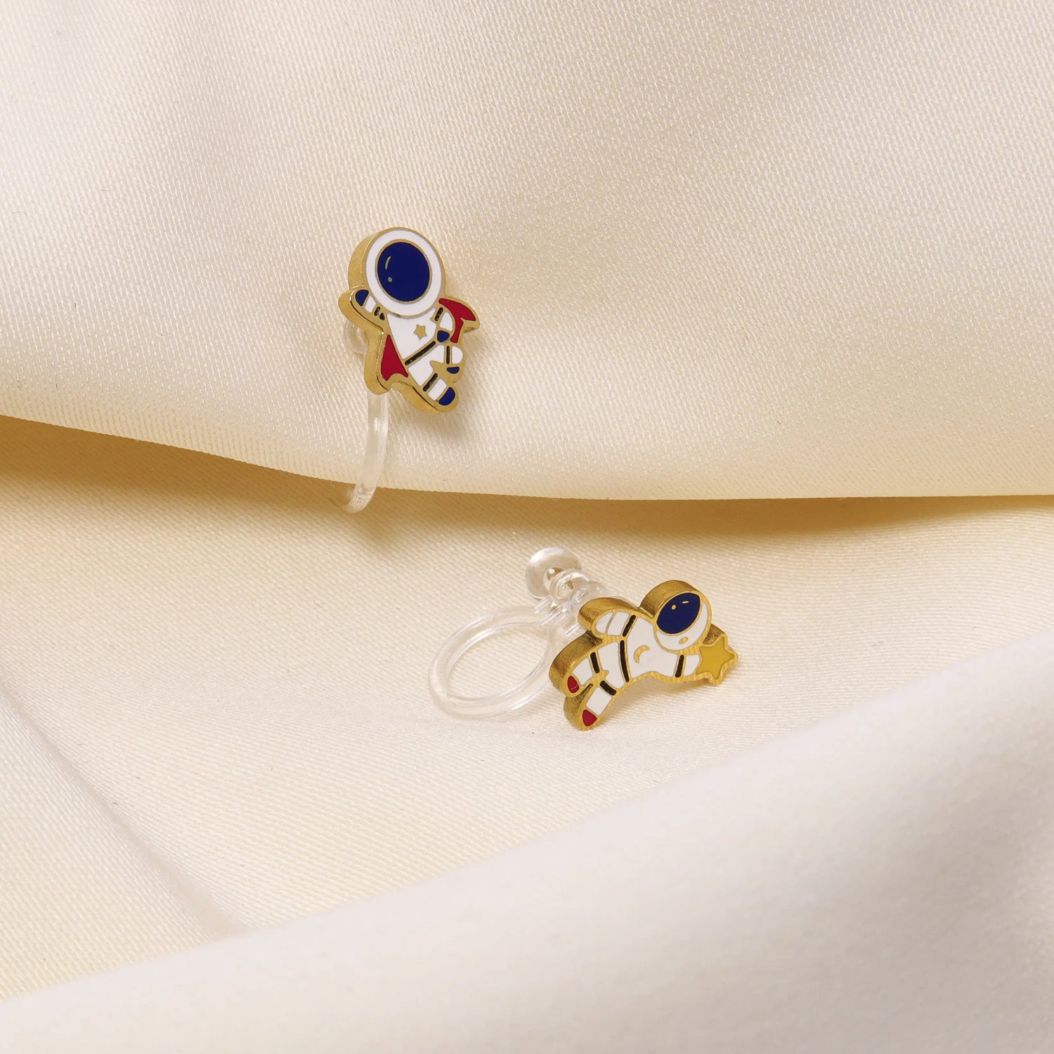 Detailansicht der Astronauten Kinder Ohrclips in Gold