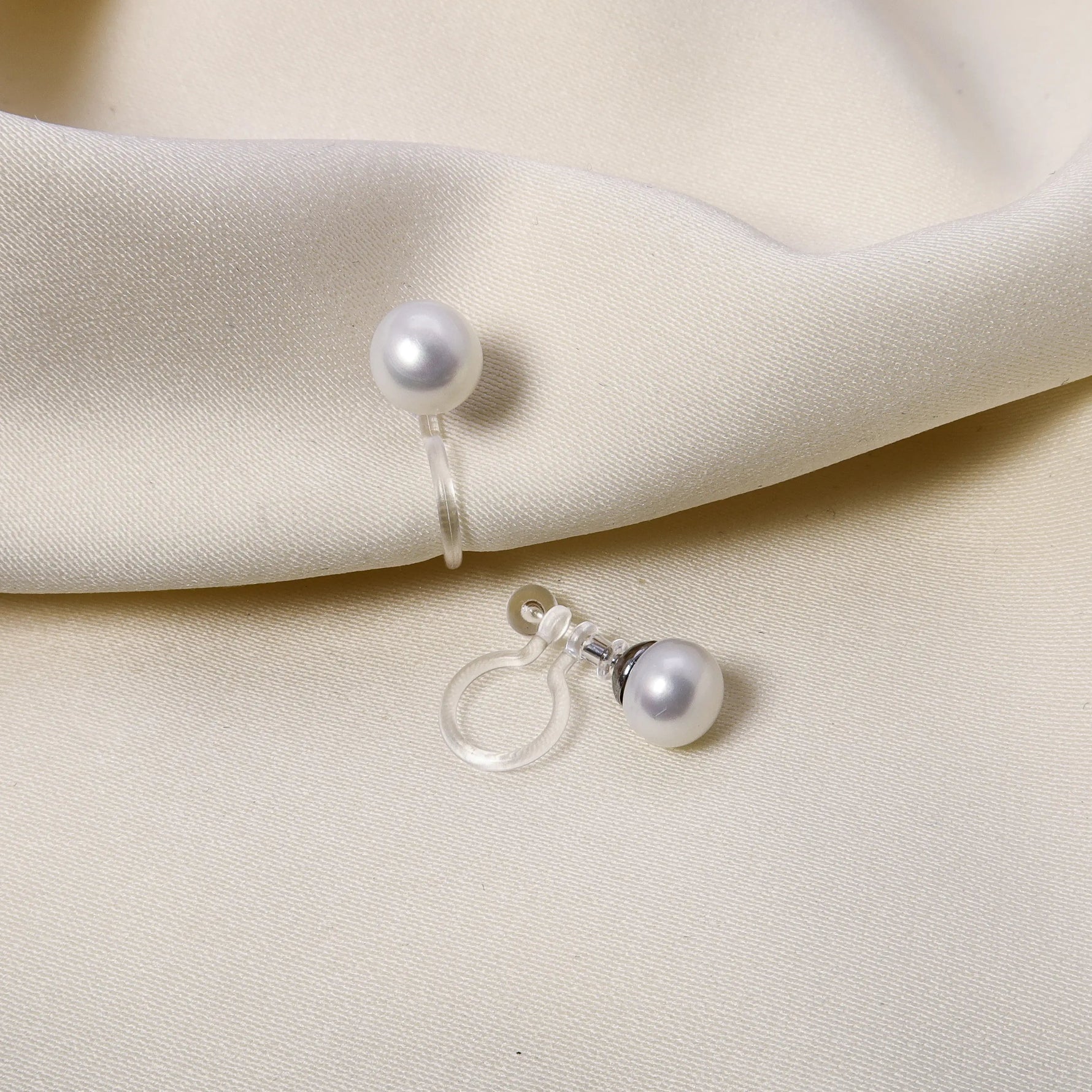 Detailansicht der Aurora Perle klein Ohrclips in Gold und Silber