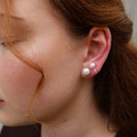 Aurora Perle klein Ohrclips in Gold und Silber am Ohr getragen