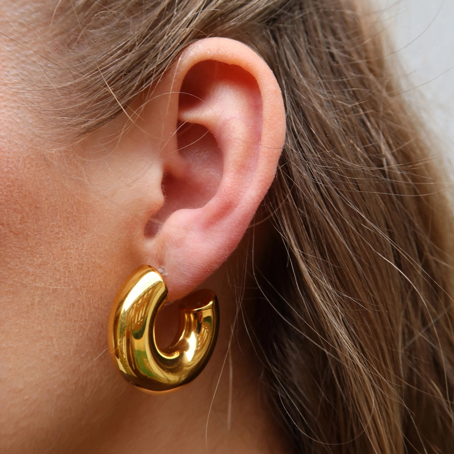 Detailansicht der Ava Hoops Ohrclips in Gold