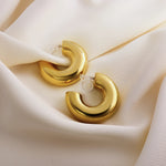 Ava Hoops Ohrclips in Gold von CLYPS – Clip-Ohrringe ohne Ohrlöcher