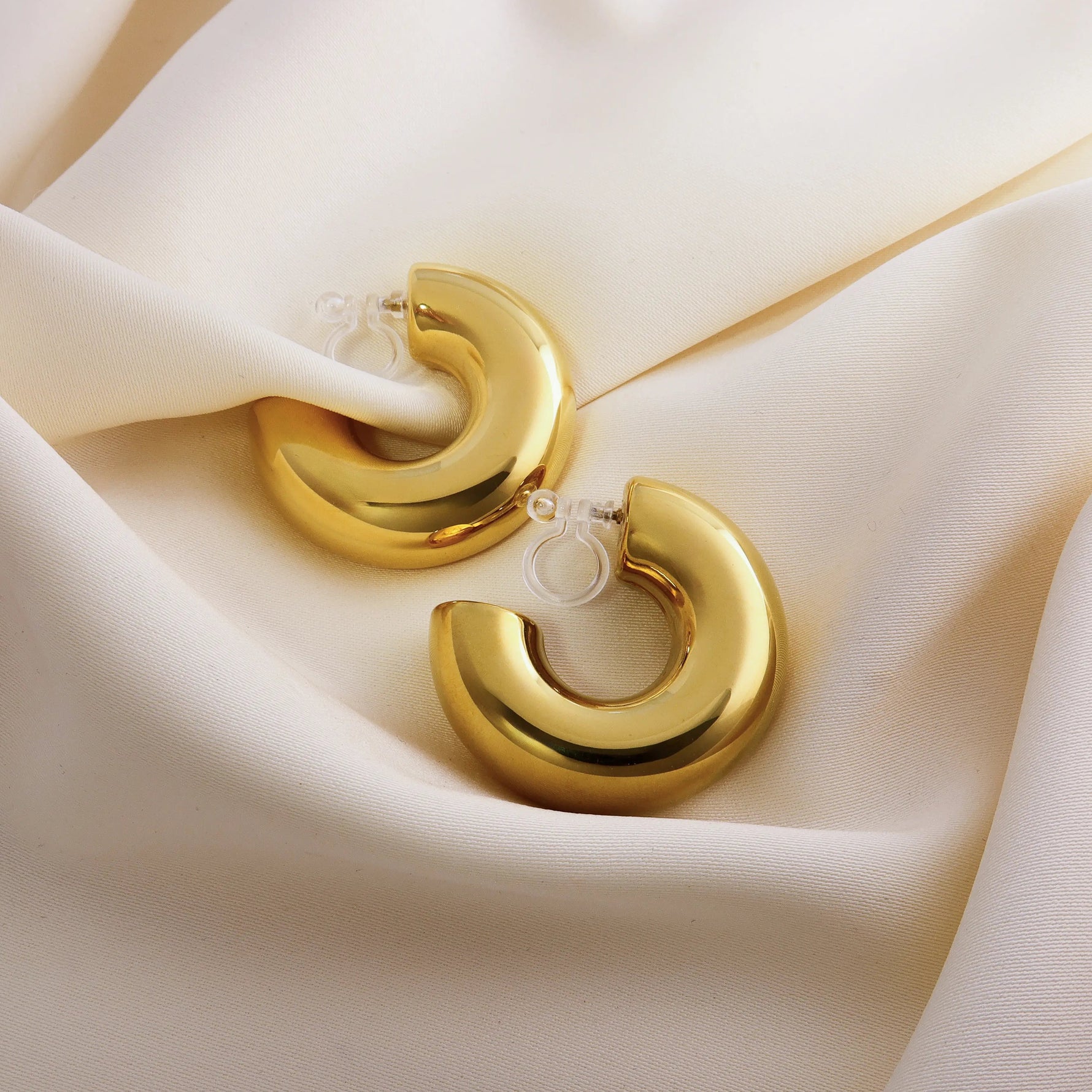 Ava Hoops Ohrclips in Gold von CLYPS – Clip-Ohrringe ohne Ohrlöcher
