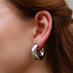 Ava Hoops Ohrclips in Silber am Ohr getragen