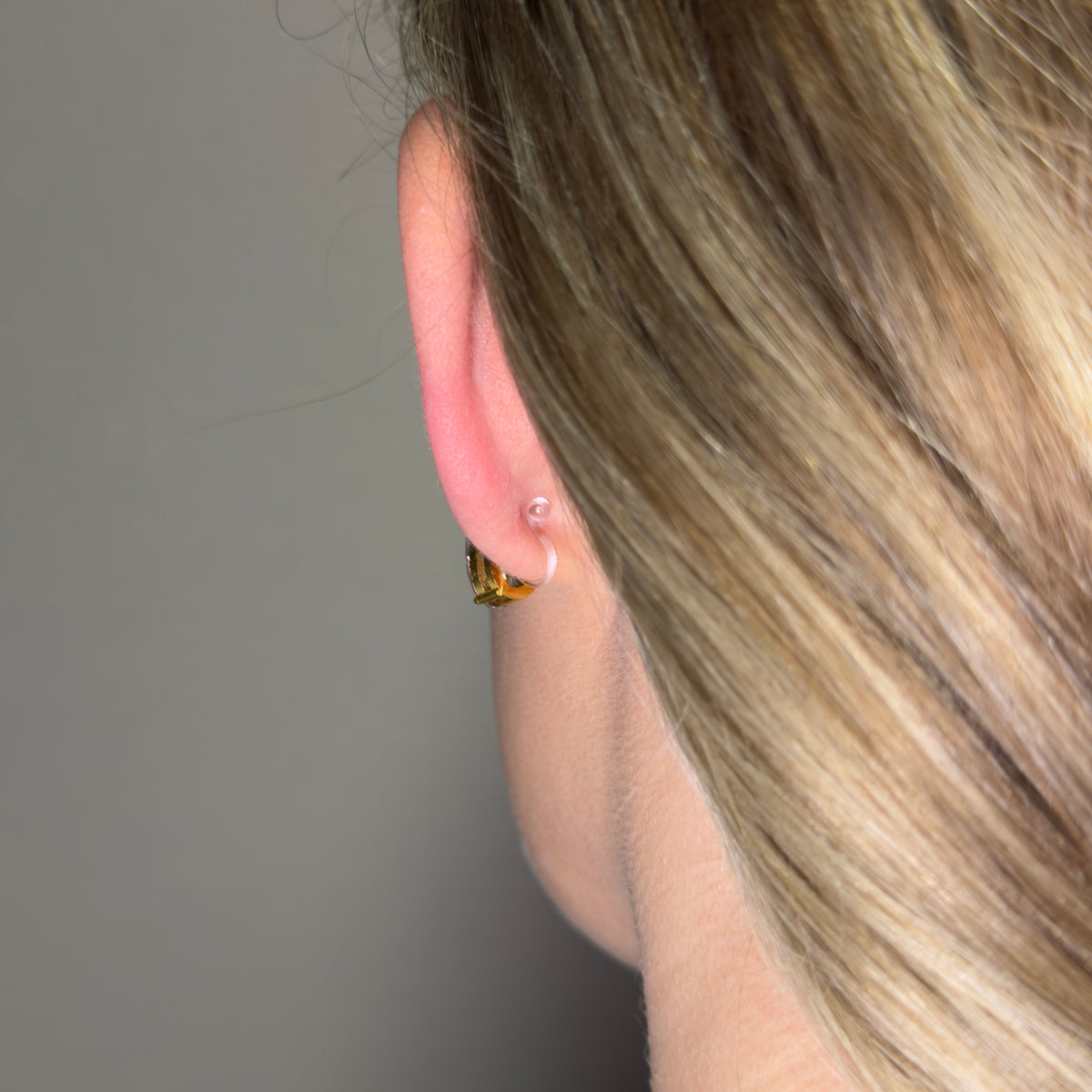Detailansicht der Blair Studs Ohrclips mit Zirkonia-Stein in Gold