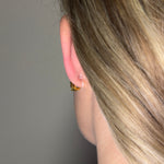 Detailansicht der Blair Studs Ohrclips mit Zirkonia-Stein in Gold