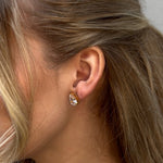 Blair Studs Ohrclips in Gold mit Zirkonia-Stein am Ohr getragen