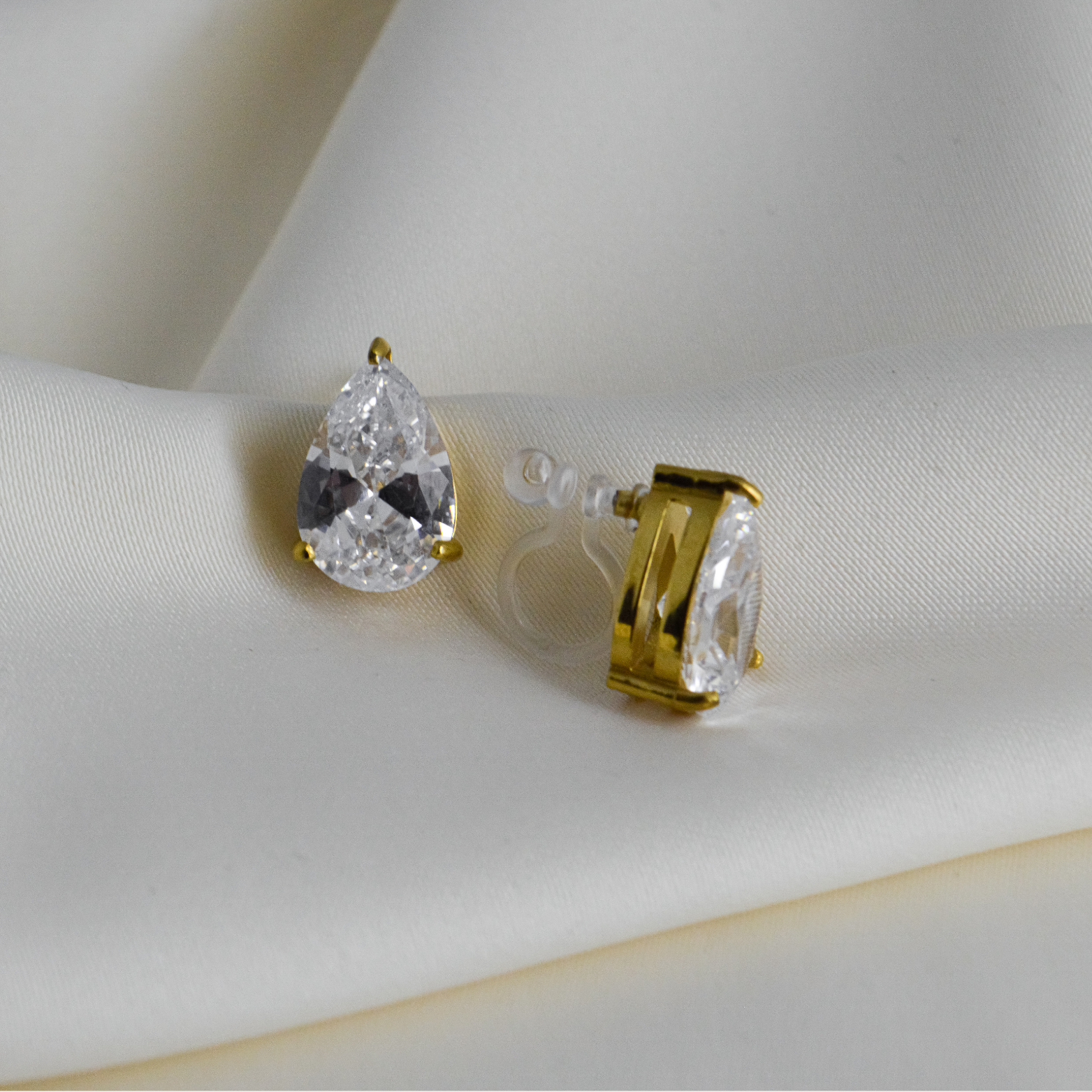 Blair Studs Ohrclips in Gold von CLYPS – Clip-Ohrringe ohne Ohrlöcher