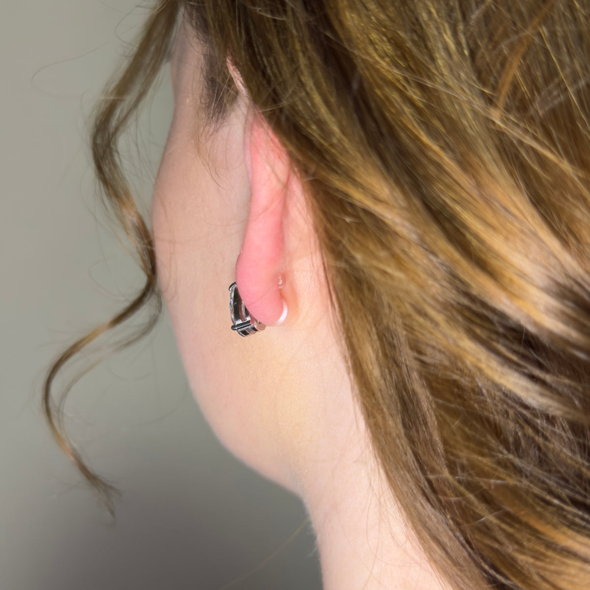 Detailansicht der Blair Studs Ohrclips mit Zirkonia-Stein in Silber