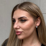 Blair Studs Ohrclips in Silber mit Zirkonia-Stein am Ohr getragen