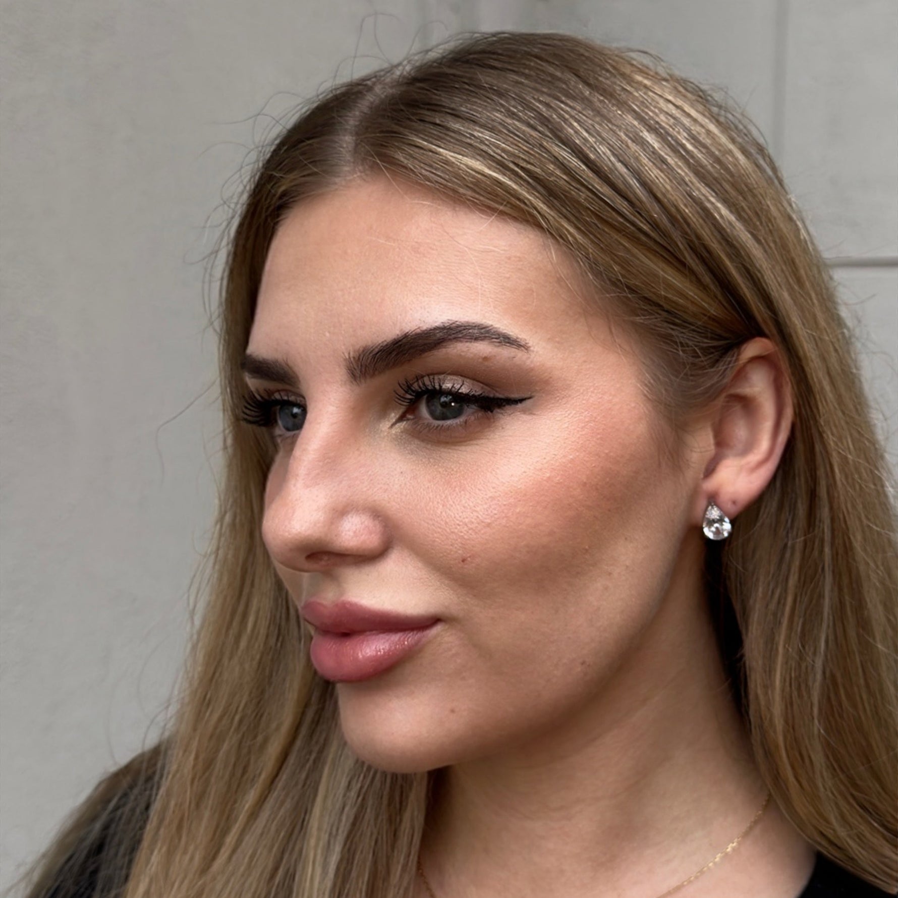 Blair Studs Ohrclips in Silber mit Zirkonia-Stein am Ohr getragen