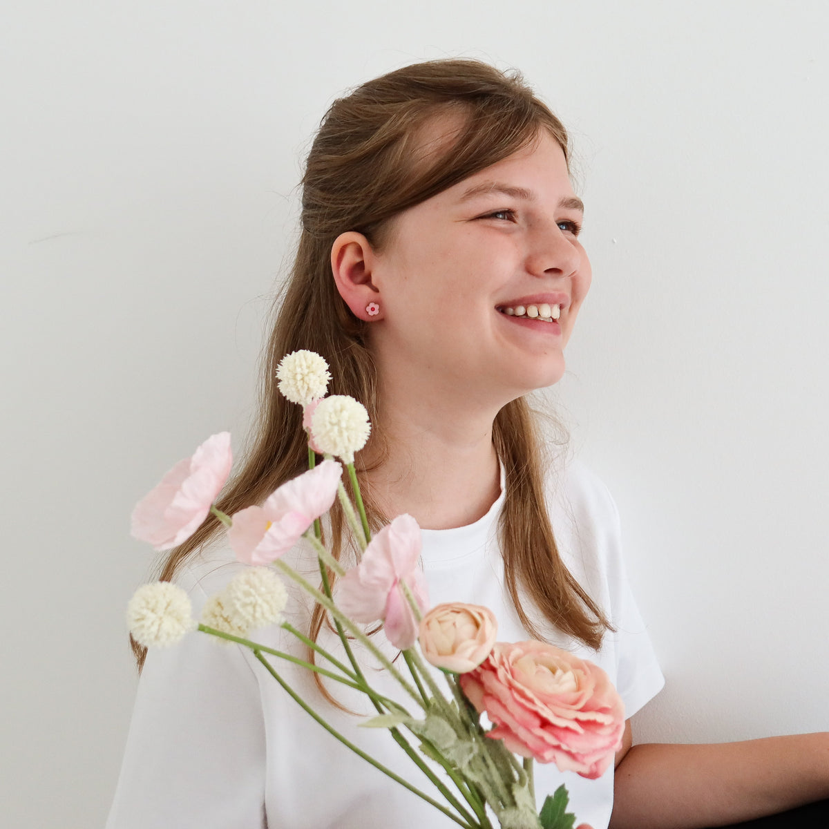 Blume Kinder Ohrclips in Gold am Ohr getragen