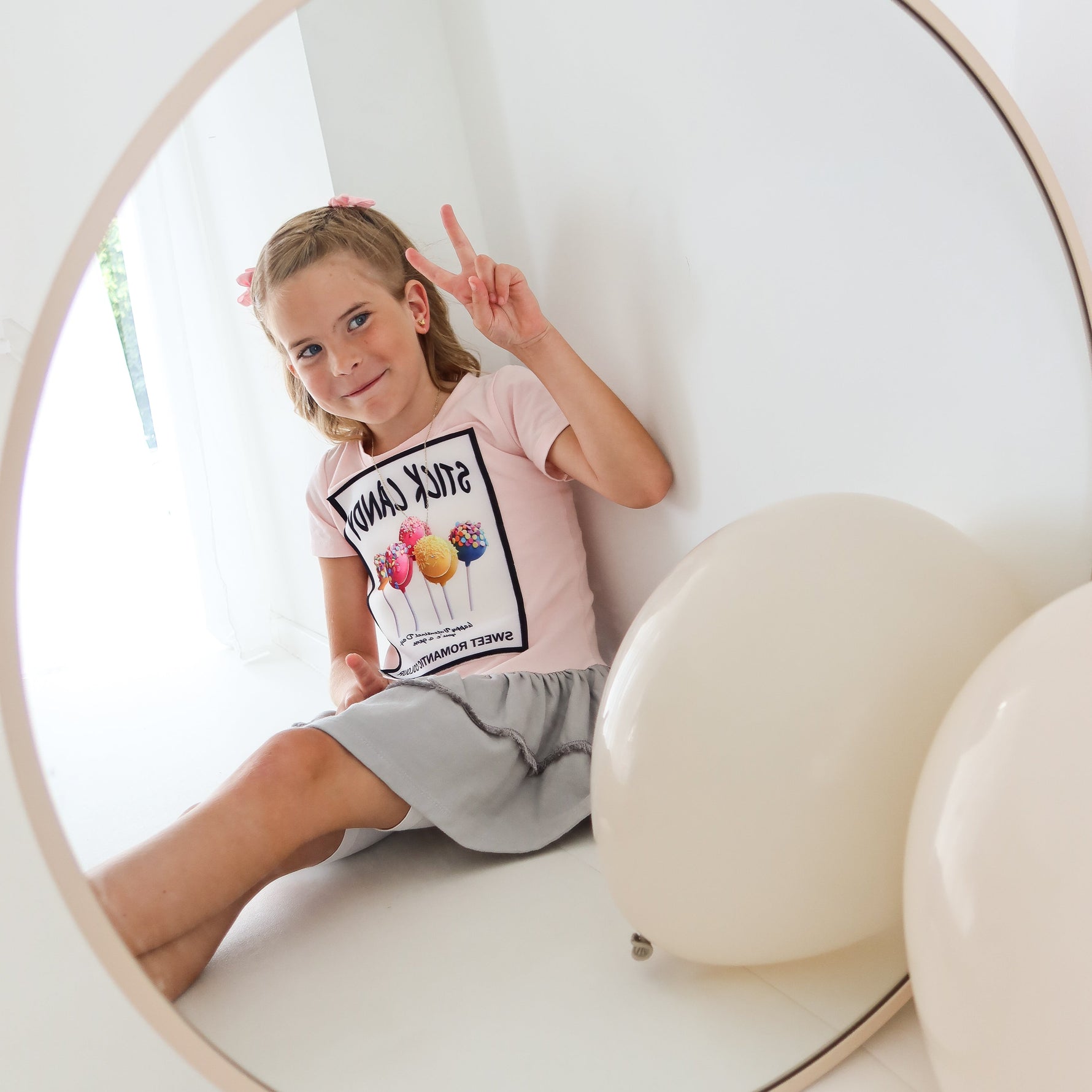 Butterfly Clip-Ohrringe für Kinder in Gold am Ohr getragen