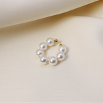 Detailansicht des Celine Perlen Ear Cuff