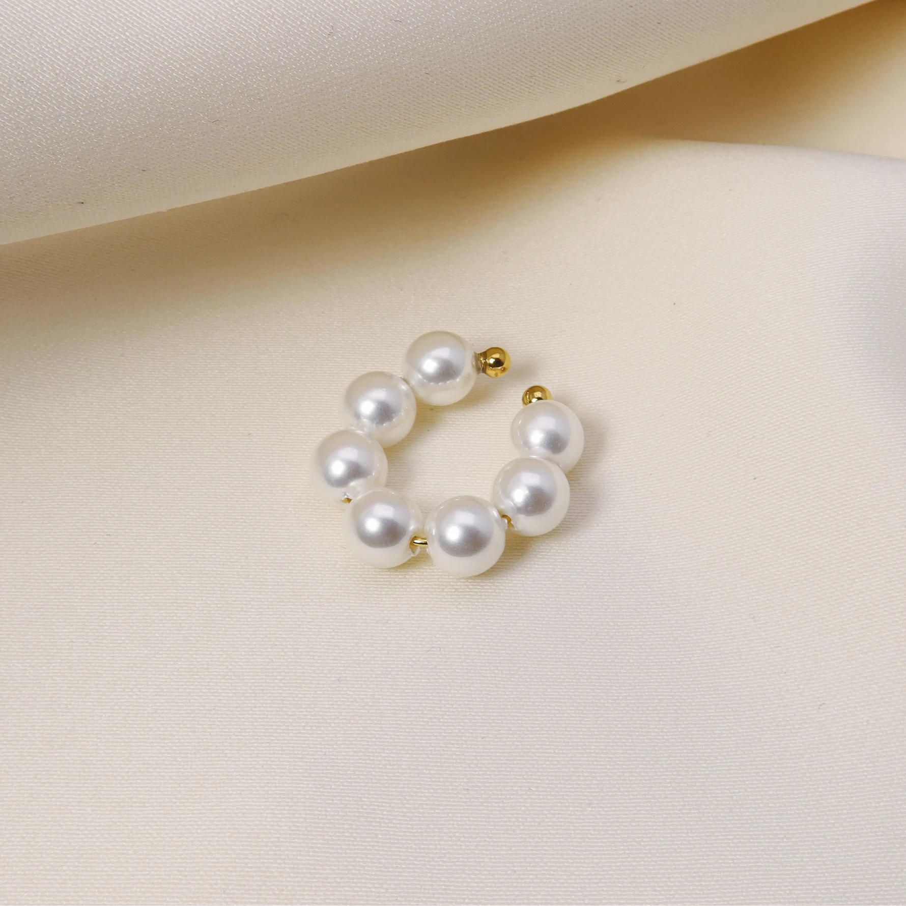 Detailansicht des Celine Perlen Ear Cuff