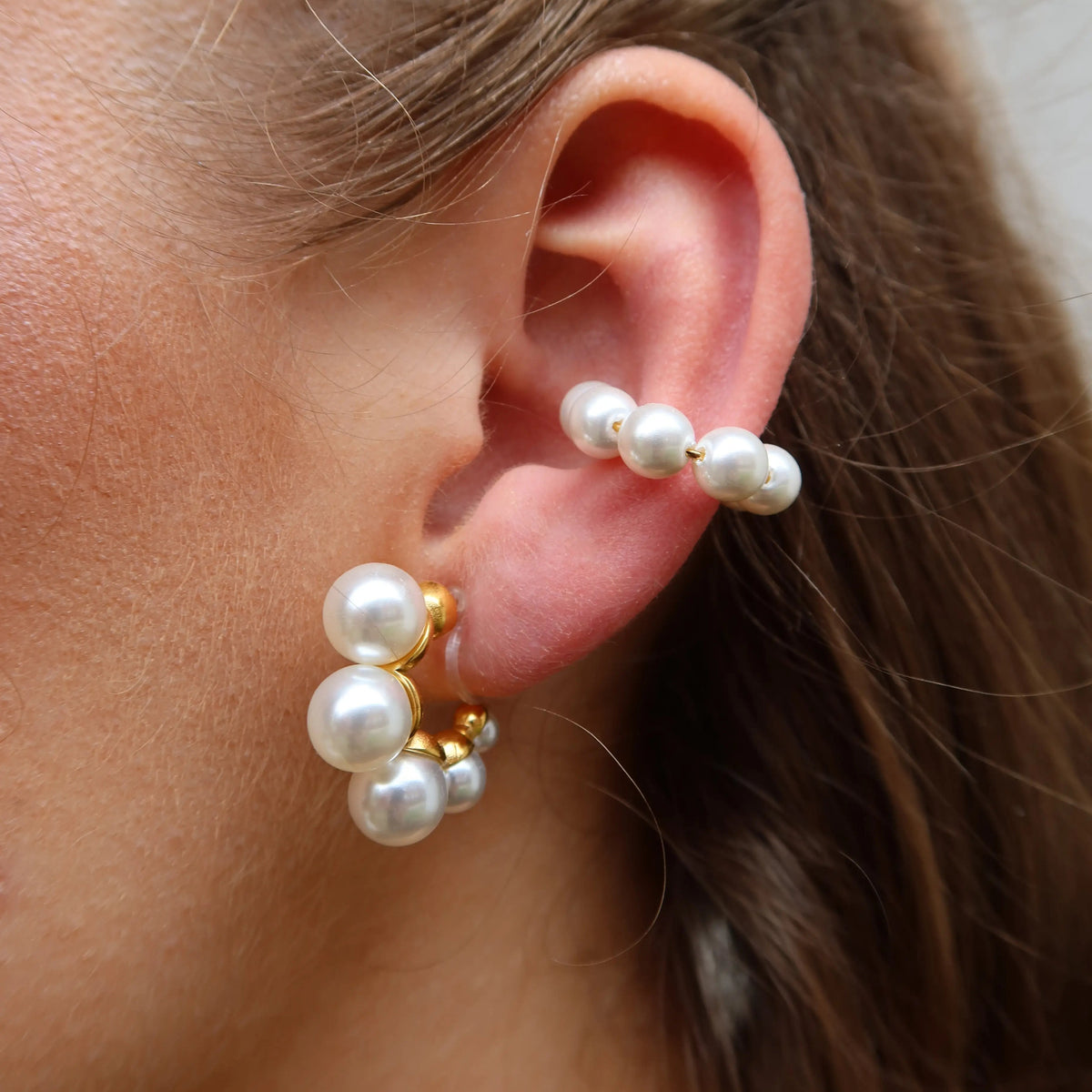 Celine Perlen Ear Cuff am Ohr getragen