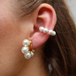 Celine Perlen Ear Cuff am Ohr getragen