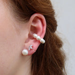 Diana Perle Ohrclips in Gold und Silber zusammen mit dem Celine Perlen Ear Cuff am Ohr getragen