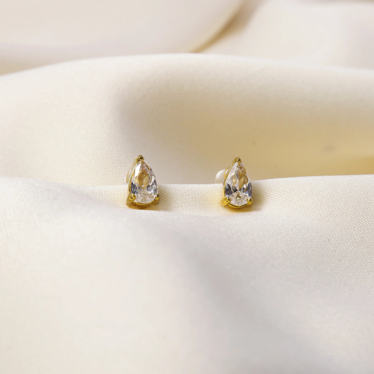 Claire Clip-Ohrringe in Gold mit Zirkonia-Stein von CLYPS – Ohrringe ohne Ohrlöcher