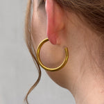 Detailansicht der Cleo Hoops Ohrclips in Gold