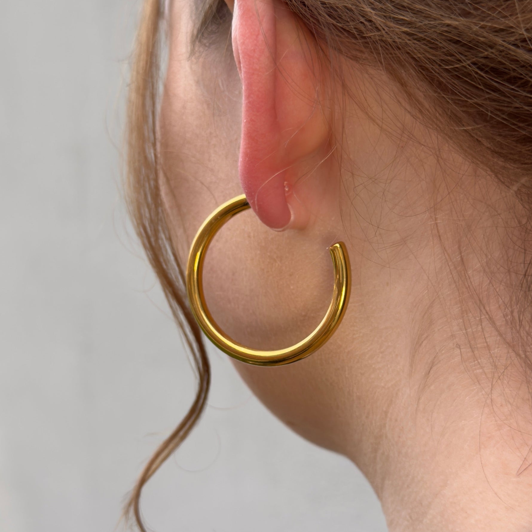 Detailansicht der Cleo Hoops Ohrclips in Gold