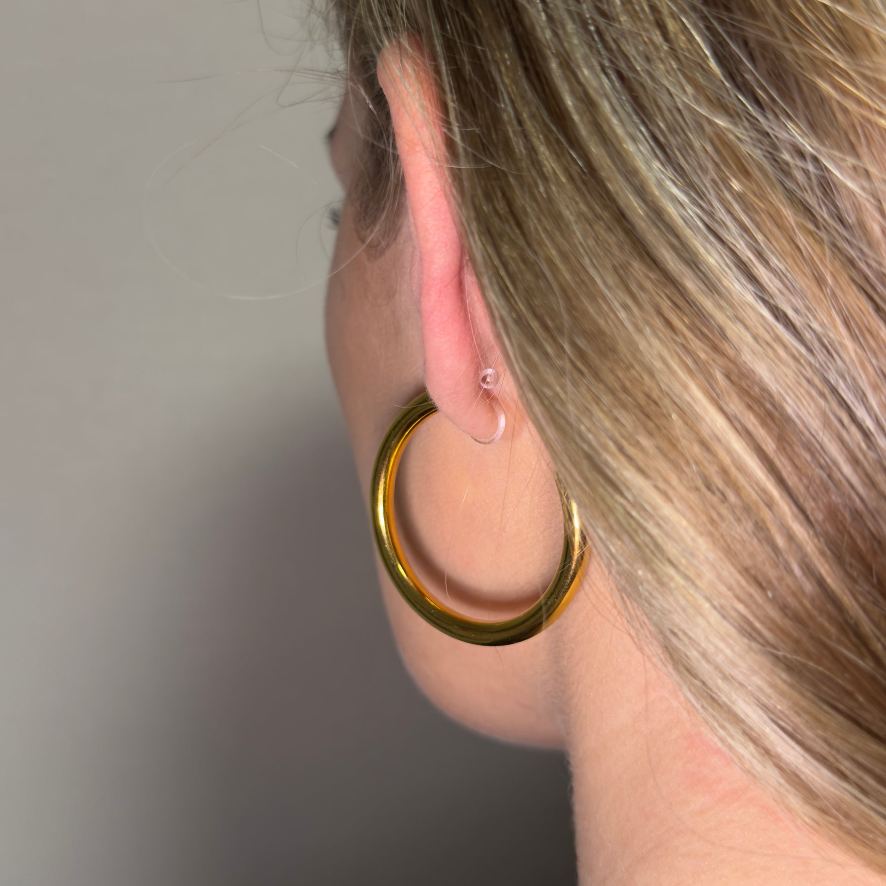 Detailansicht der Cleo Hoops Ohrclips in Gold