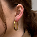 Cleo Hoops Ohrclips in Gold am Ohr getragen