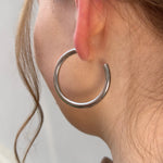 Detailansicht der Cleo Hoops Ohrclips in Silber