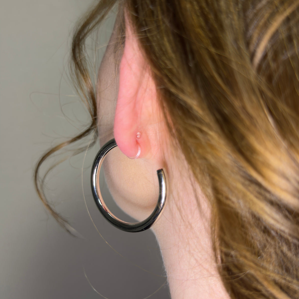 Detailansicht der Cleo Hoops Ohrclips in Silber