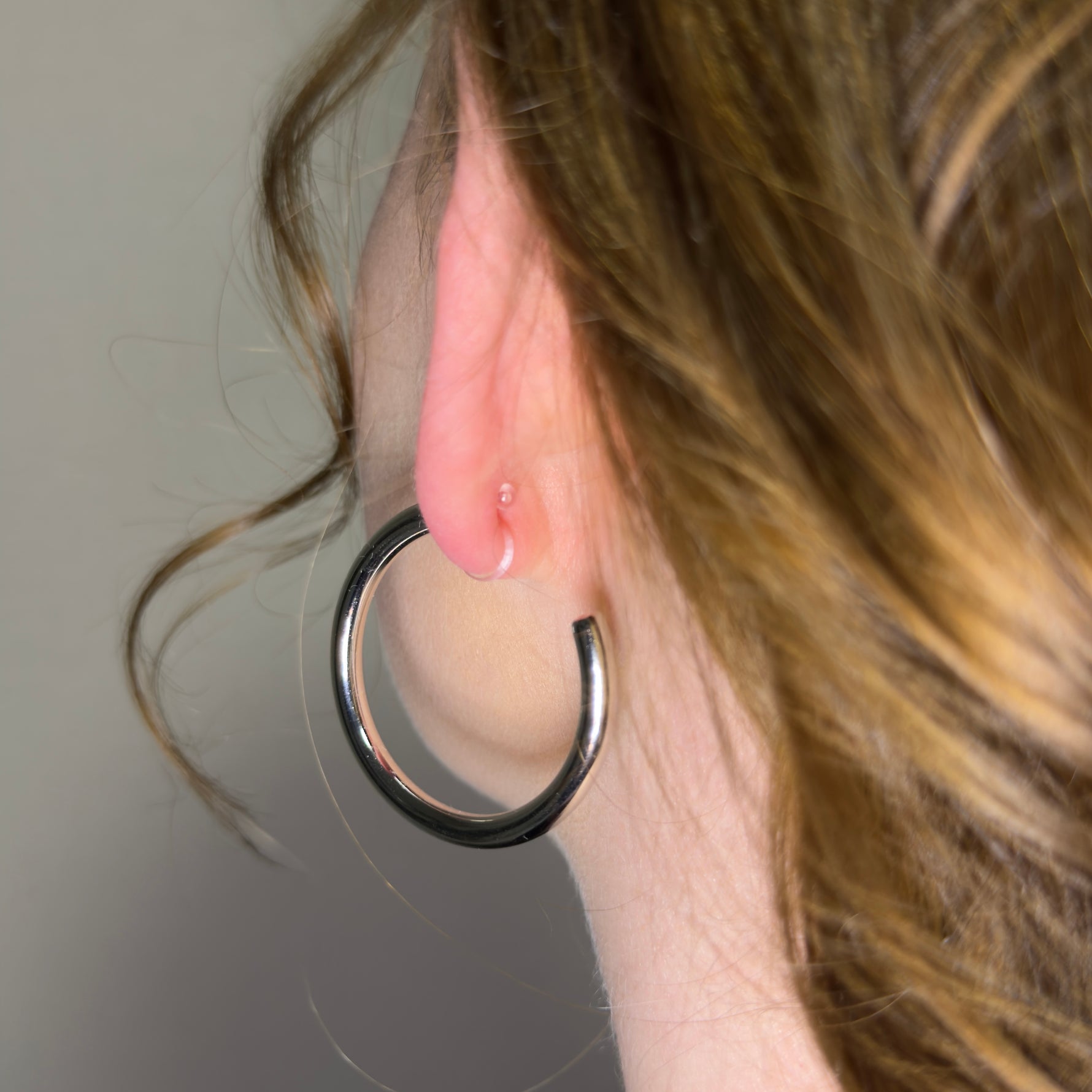 Detailansicht der Cleo Hoops Ohrclips in Silber