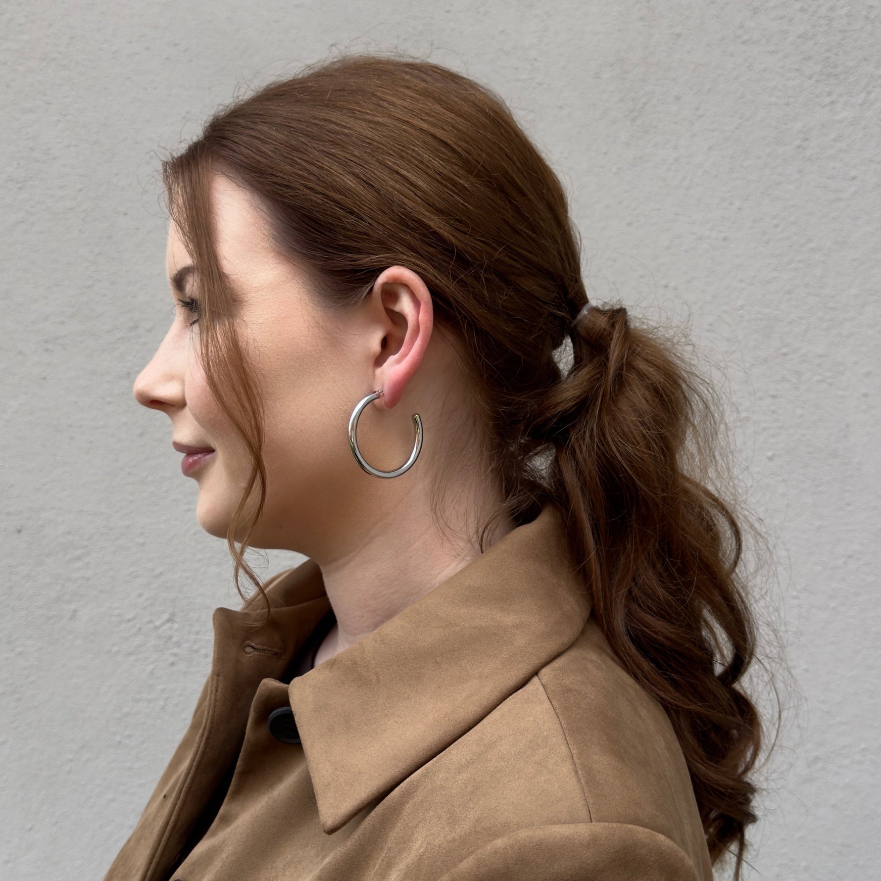 Cleo Hoops Ohrclips in Silber am Ohr getragen