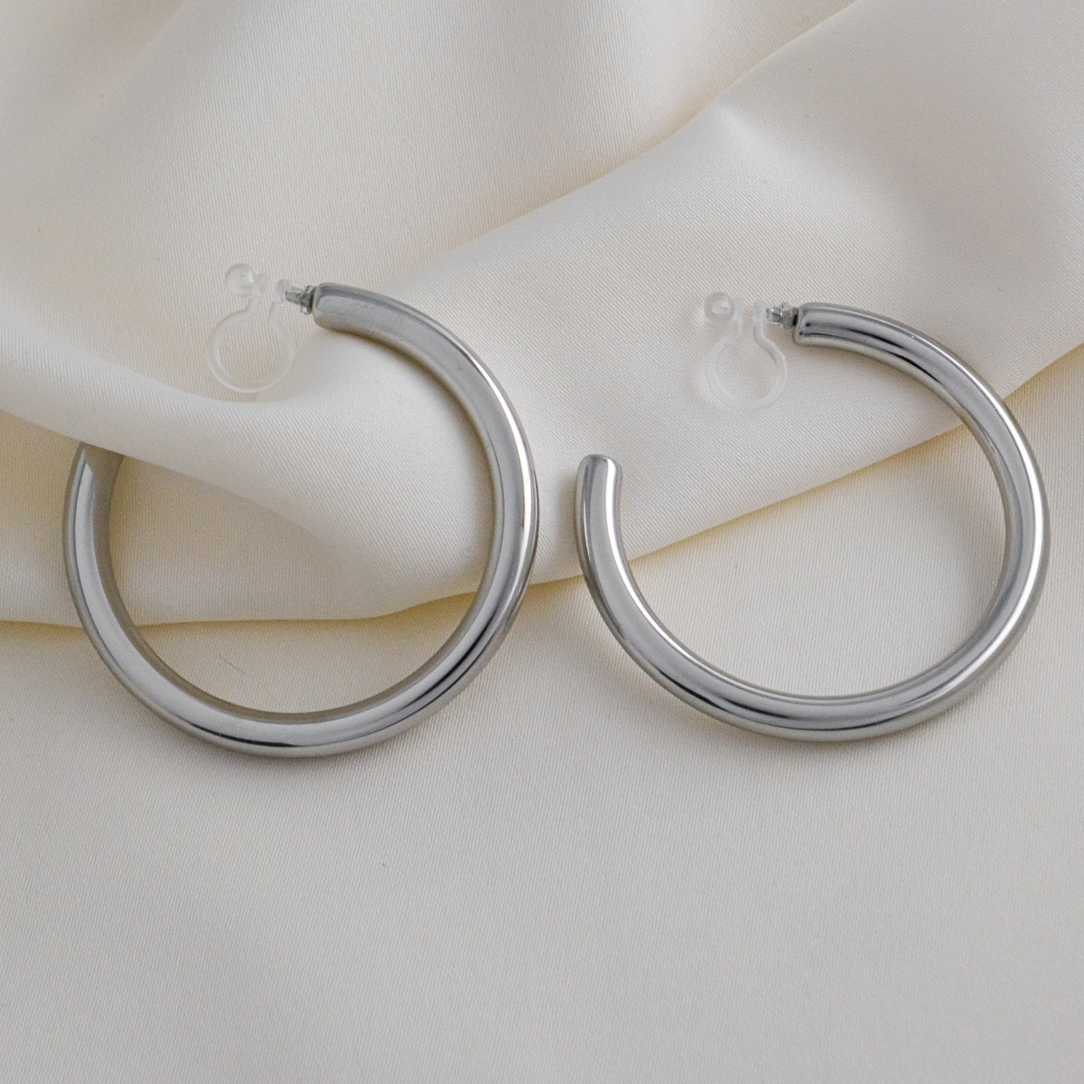 Cleo Hoops Ohrclips in Silber von CLYPS – Clip-Ohrringe ohne Ohrlöcher