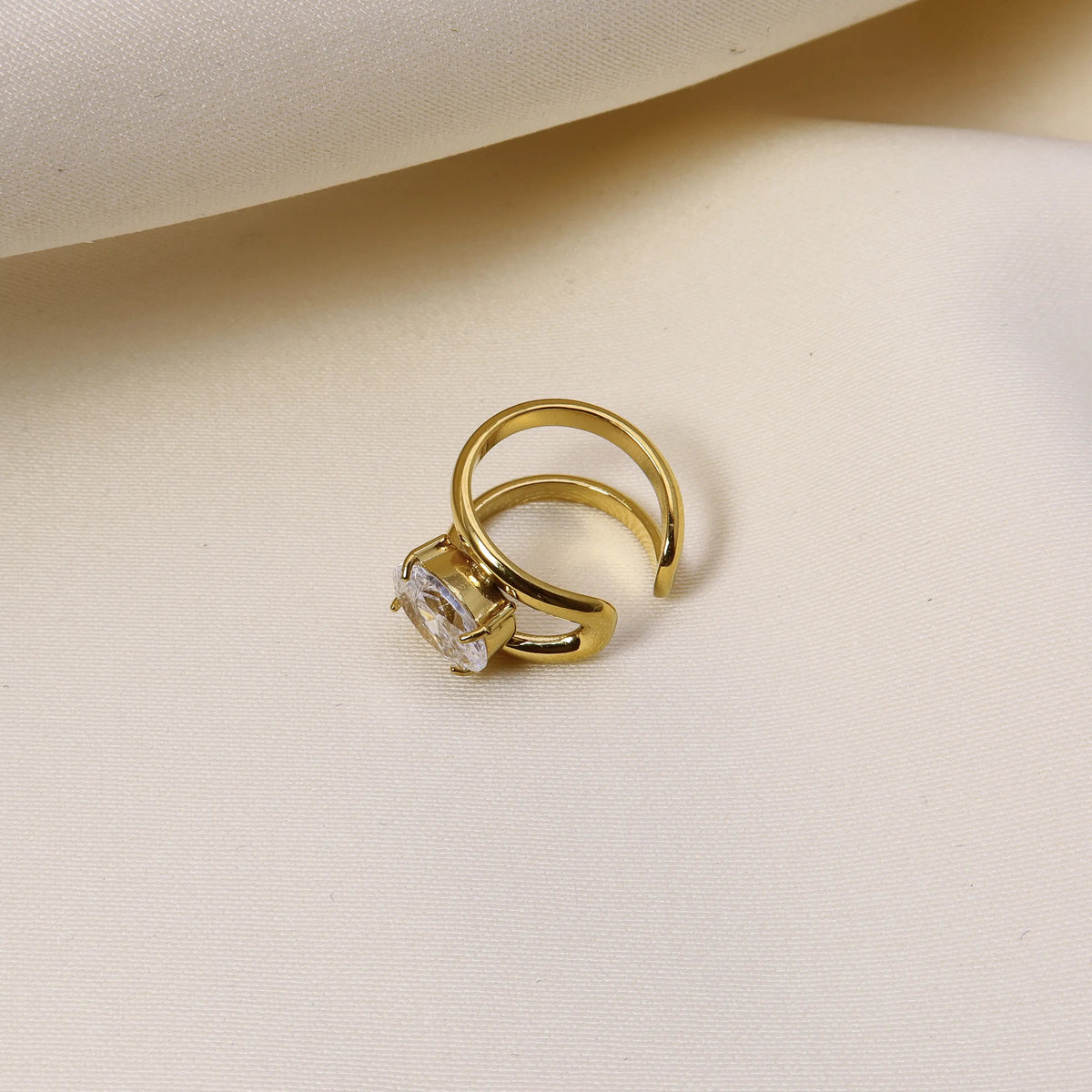 Detailansicht des Delia Ear Cuff mit Zirkonia-Stein in Gold