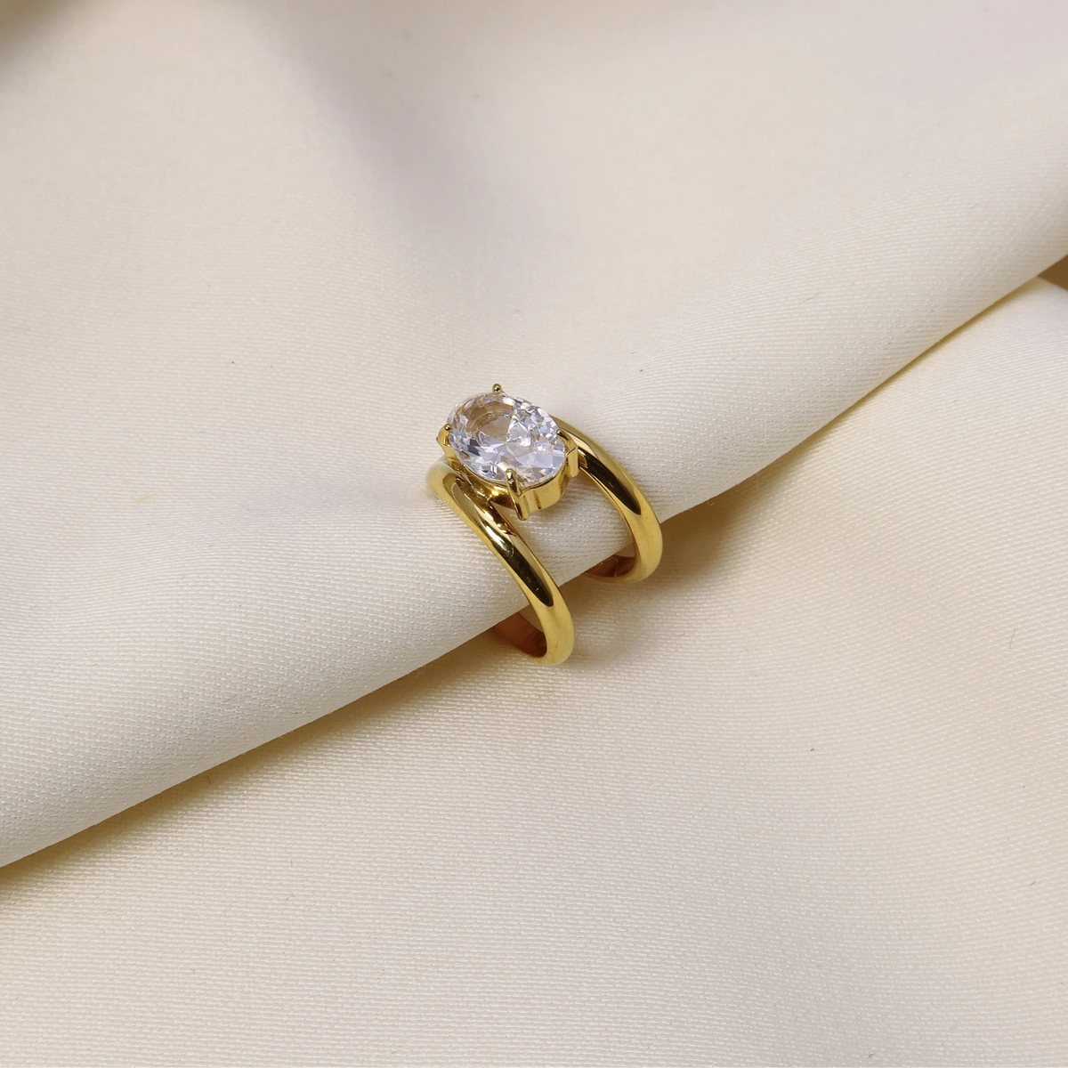 Delia Ear Cuff in Gold mit Zirkonia-Steinen von CLYPS
