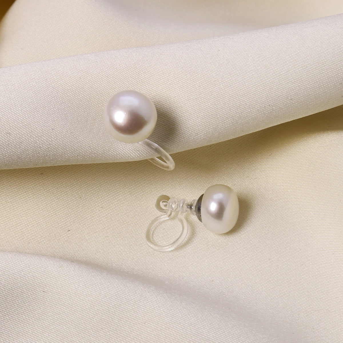 Detailansicht der Diana Perle Ohrclips in Gold und Silber