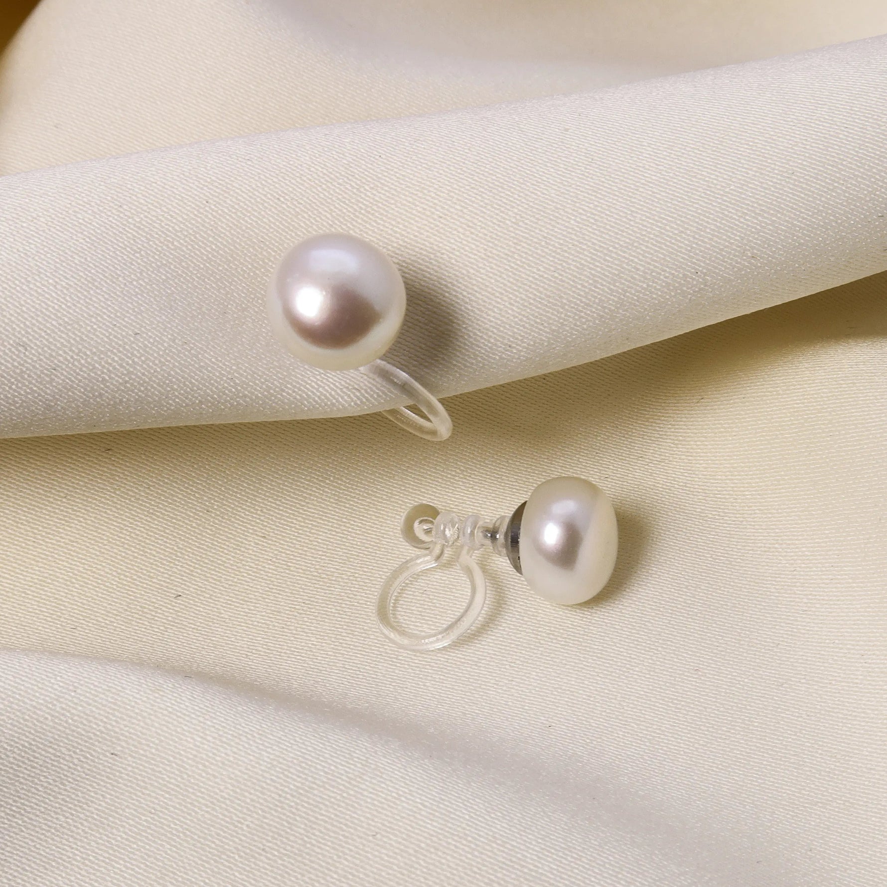 Detailansicht der Diana Perle Ohrclips in Gold und Silber