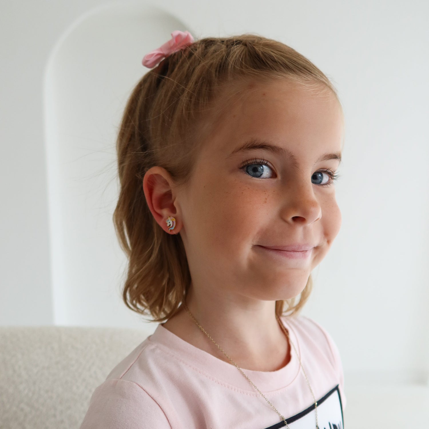 Einhorn Kinder Ohrclips in Gold am Ohr getragen