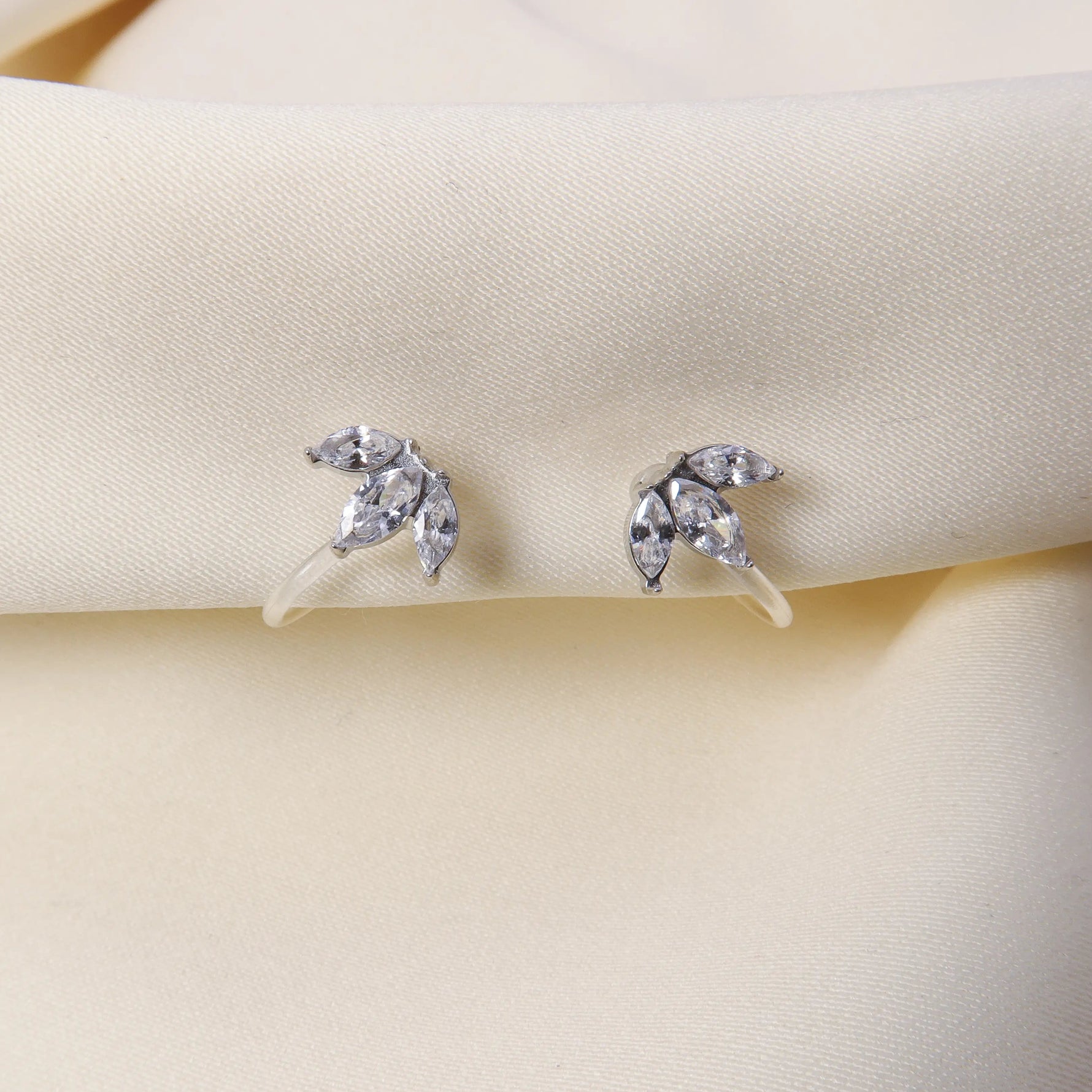 Detailansicht der Elizabeth Crown Ohrclips in Silber
