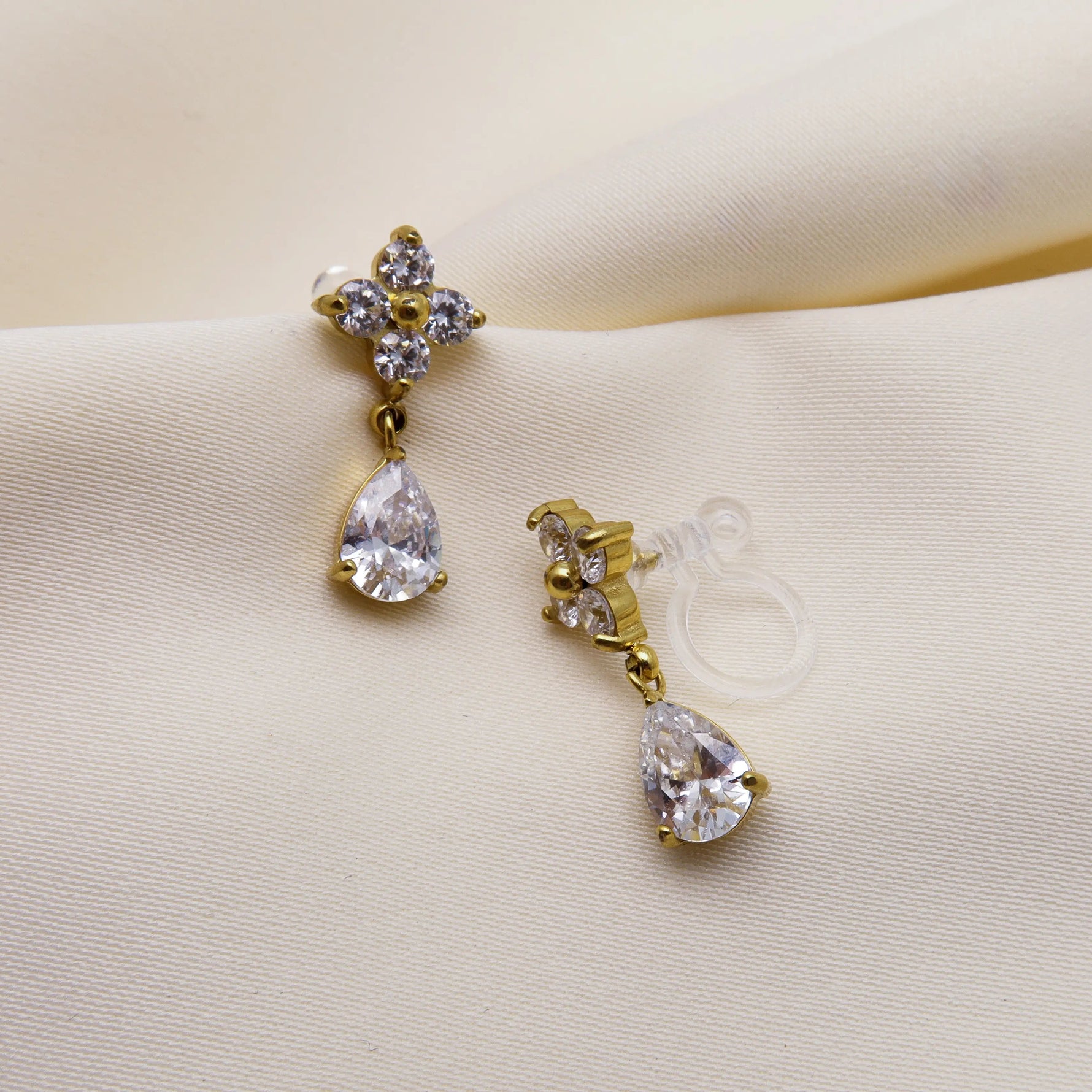 Detailansicht der Estelle Ohrclips in Gold