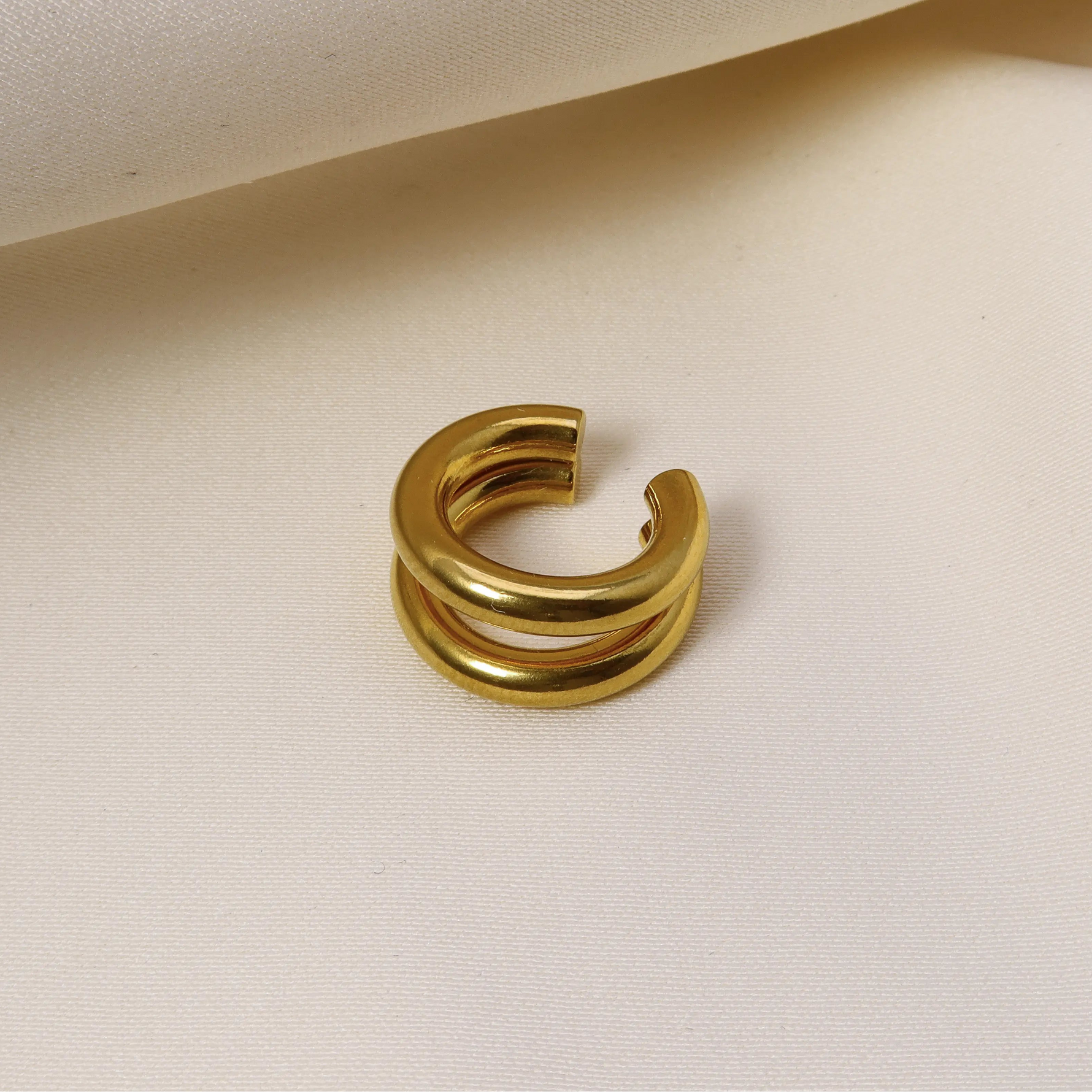 Detailansicht des Hailey Ear Cuff in Gold
