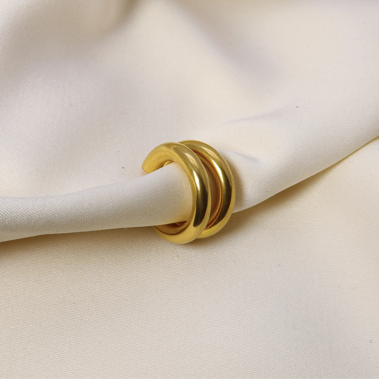 Detailansicht des Hailey Ear Cuff in Gold
