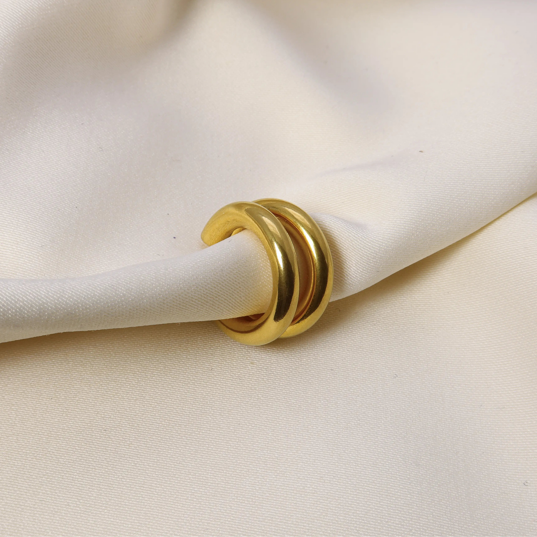 Detailansicht des Hailey Ear Cuff in Gold